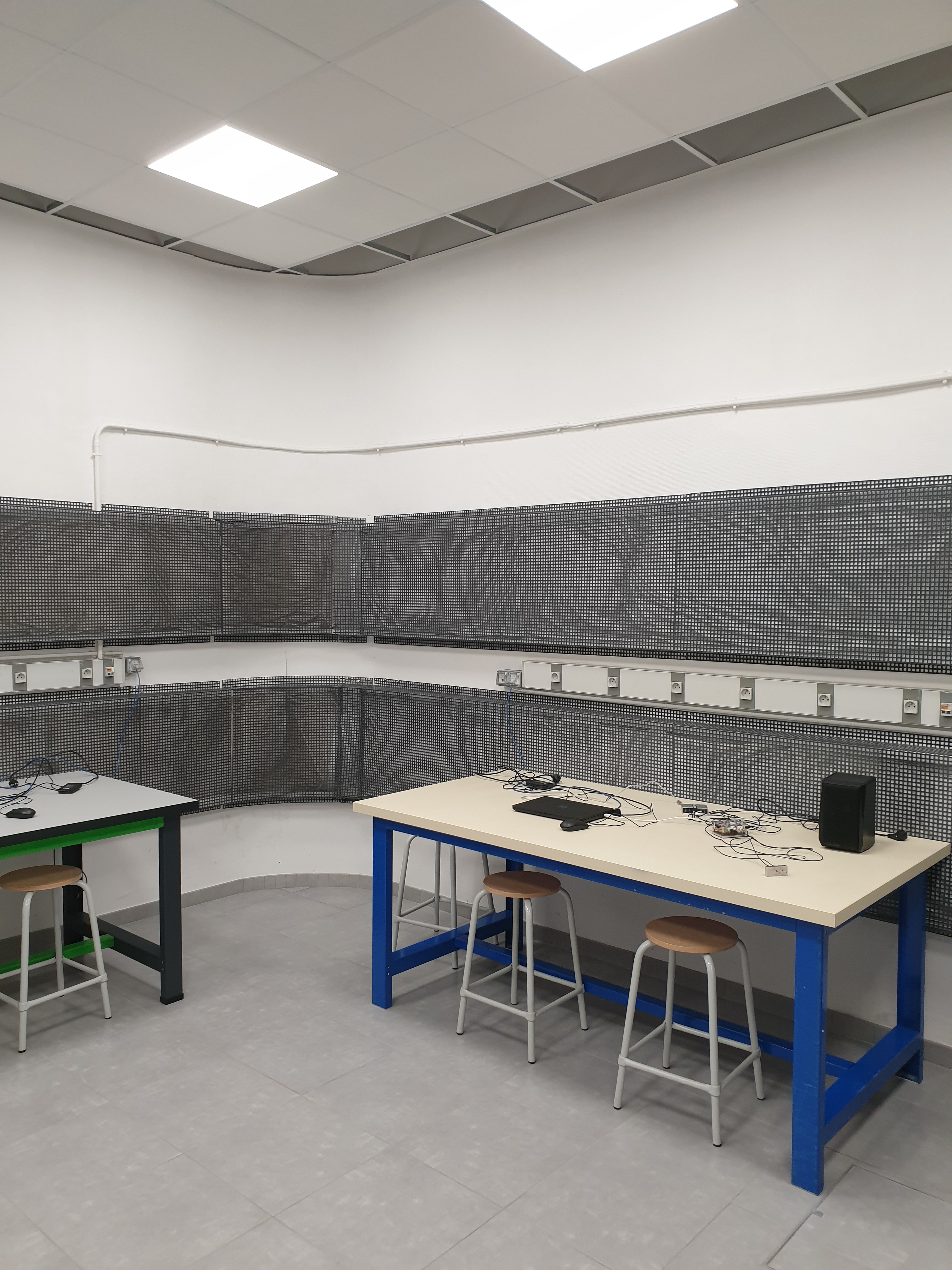 Dedicated room with controlled acoustic environment